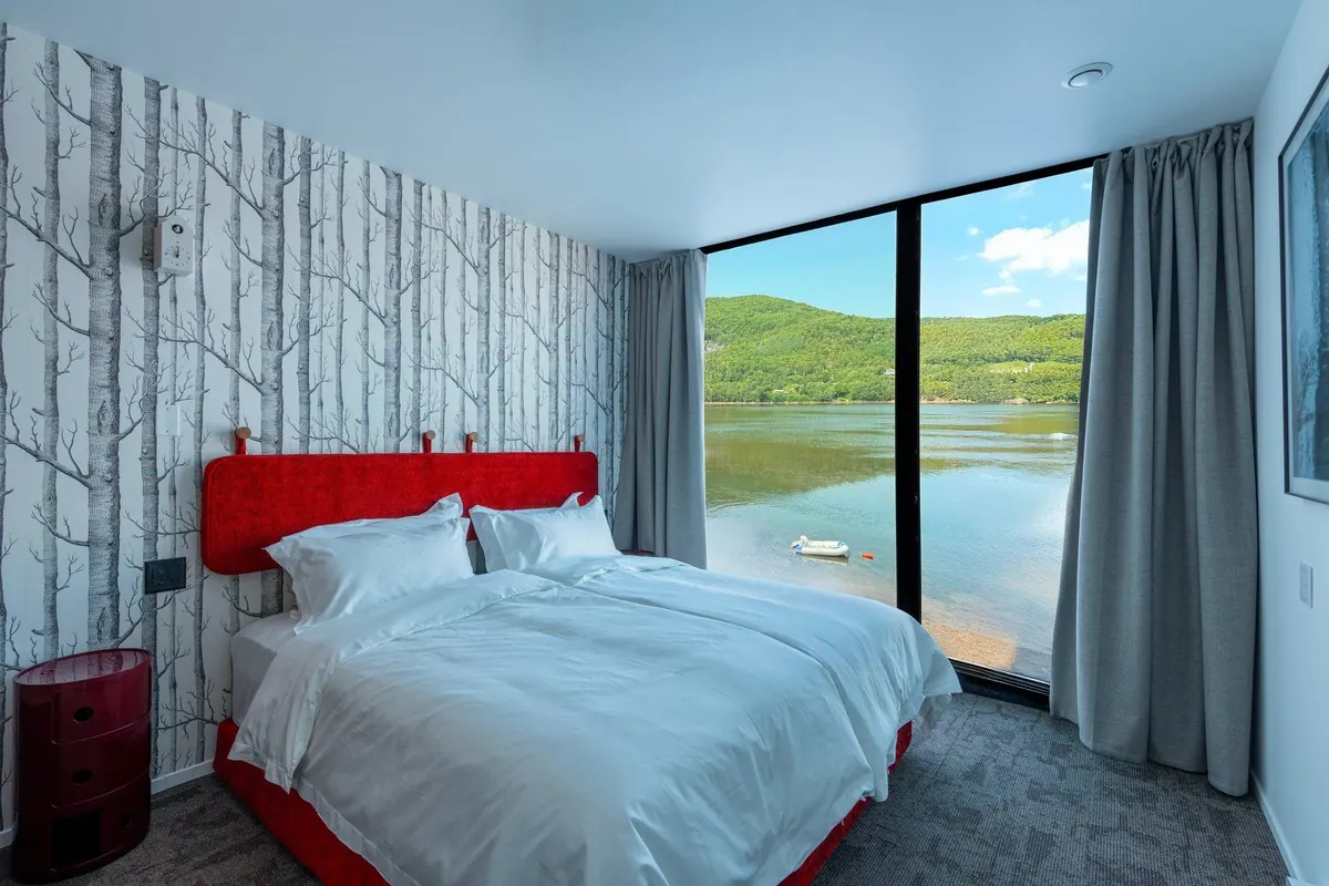 Chalet living space with natural materials and a view of the water