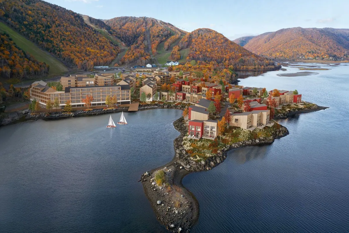 Chalets among autumn-coloured trees above the bay